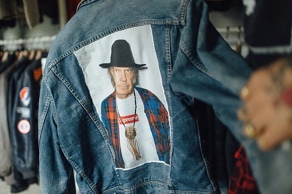 10. Распознать хайпбистов можно по мешковатой одежде унисекс, худи на пару размеров больше и полному отказу от индивидуальности.