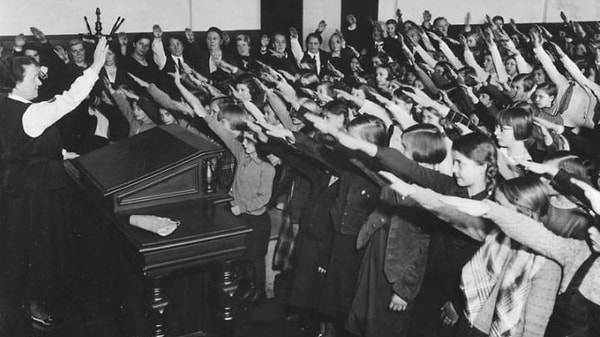 3. Ученики салютуют своей учительнице. Январь, 1934