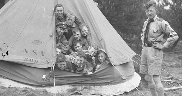 8. Парни из гитлерюгенда на отдыхе. 1933