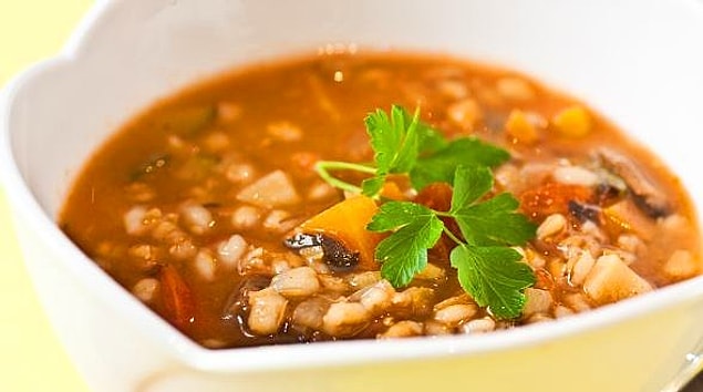 2. Tahıllarla sebzeleri aynı kasede buluşturduk.