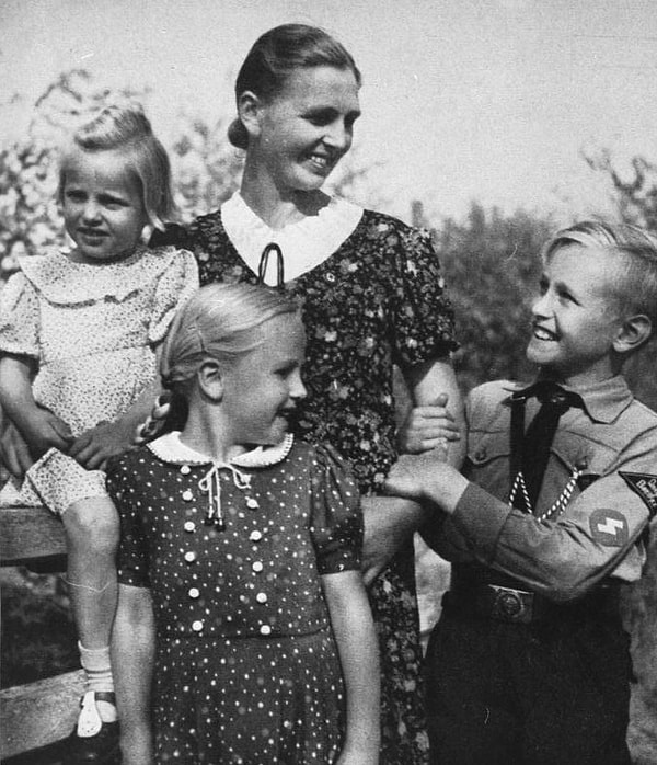 11. Мать с любовью смотрит на своего сына, вступившего в гитлерюгенд. Февраль, 1943