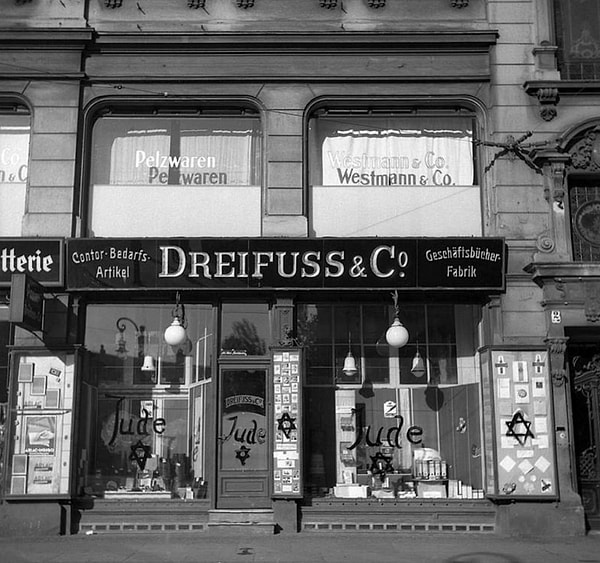 16. Лавка еврея после "Хрустальной ночи". Ноябрь, 1938