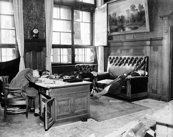 17. В 1945 году многие представители властных структур совершили суицид, опасаясь репрессий. На этом фото мэр Лейпцига, покончивший с собой