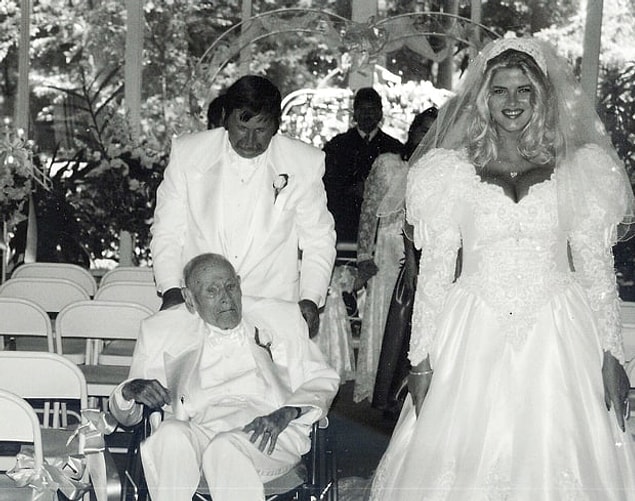 Flört dönemini de kısa tuttular; Howard Marshall dedemiz, Tanrıça gibi gördüğü Anna Nicole'e diz çöküp pahalı yüzüklerle evlenme teklif etti.