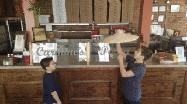 2. Pizza hamuru açma konusunda en ustasına bile taş çıkartacak kardeşler. 🍕