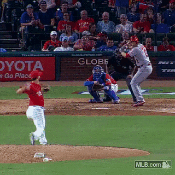 6. Takım arkadaşlarının koşmasına gönlü el vermeyen atıcının vurulan topu yakalayışı. ⚾️