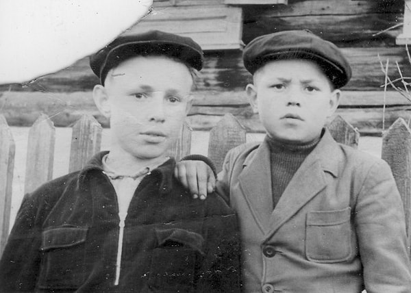 2. Обычная фотография двух мальчишек?