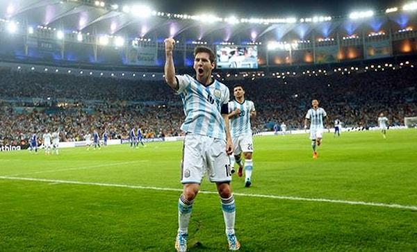 10. Bulgar efsane Hristo Stoichkov, 1994 Dünya Kupası'nda attığı 6 golle, Lionel Messi'nin Dünya Kupası tarihinde geçemediği isimlerden oldu.
