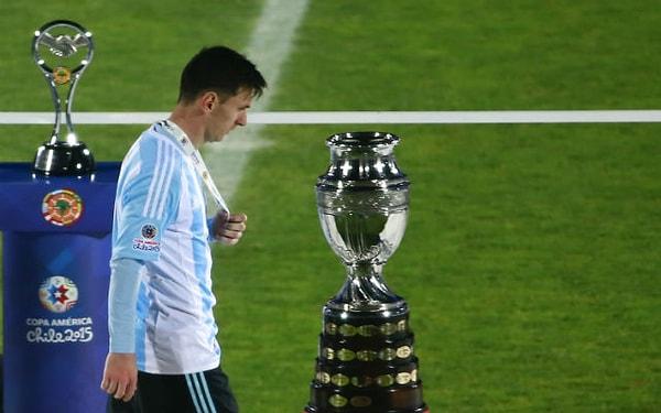 2. İki tane finali kaybeden ve henüz Copa America'ya ulaşamayan Messi, henüz vatandaşı olduğu ülkenin kıtasındaki en büyük kupayı da kazanamadı.