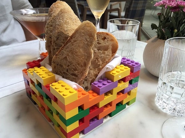 10. Хлеб — это вам не игрушка! Нечего подавать его в Лего!