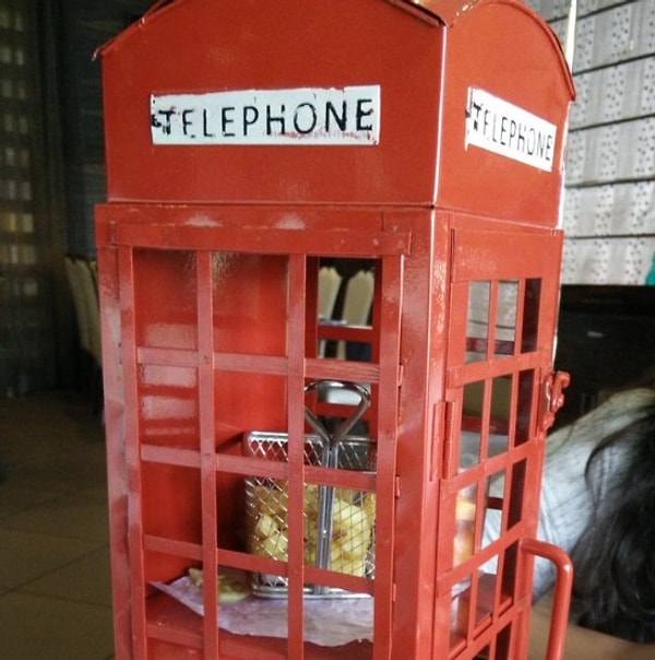 8. "Как бы так интересно подать простую картошку фри, чтобы стрясти побольше денег?.. Эврика! Засунем ее в телефонную будку!"