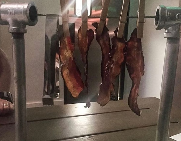 21. Бекон на прищепках. Очень оригинально, молодцы