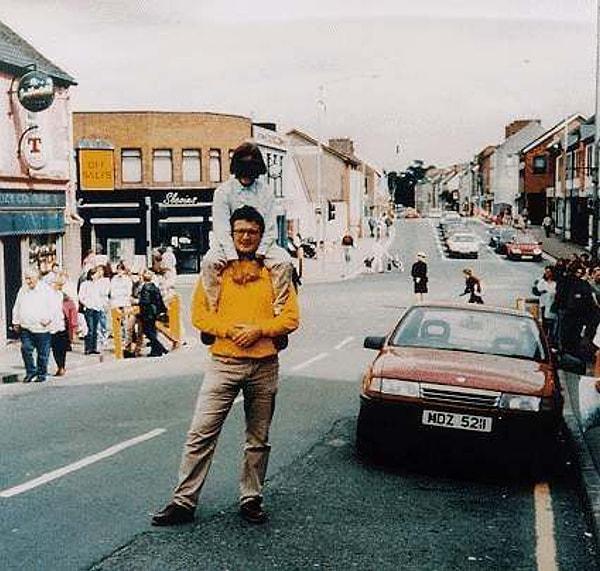 1. 1998 yılında Omagh'da çekilmiş bu fotoğraf. İlk bakışta gayet sıradan, mutluluk dolu bir poz bu.