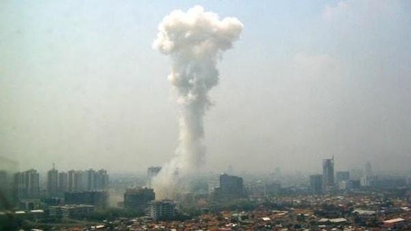 3. Jakarta'daki Avustralya Büyükelçiliğine yapılan bombalı saldırı sonrası oluşan mantar bulutu.