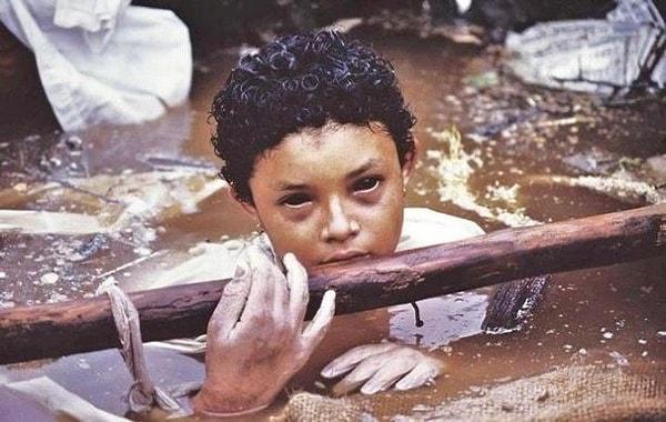 10. 1985'te Kolombiya'da gerçekleşen volkan patlaması sonrası su basan evde üç gün mahsur kalan Omayra'nın görüntüsü.