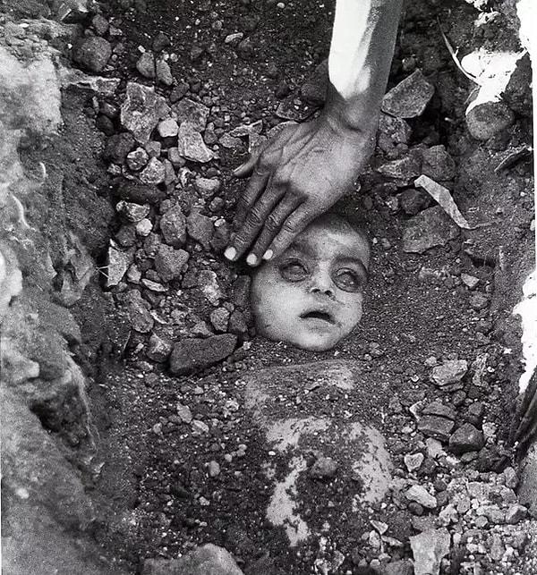 18. 1984'teki Bhopal gaz faciasında hayatını kaybeden kızını gömen baba...
