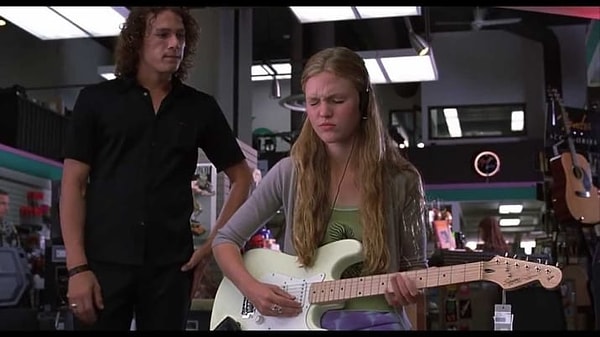 5. Всегда есть мальчиш-плохиш, ведущий себя как дебил, который почему-то нравится одной определенной девушке