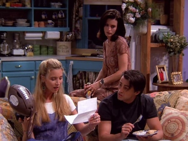 13. Почему Фиби держит в руках телефон в виде футбольного мяча?