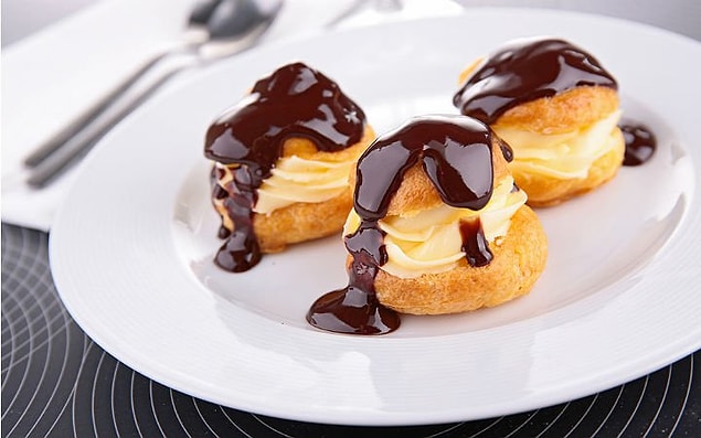 3. Hamur topları ve kremanın çikolatayla süslenmiş hali: Profiterol