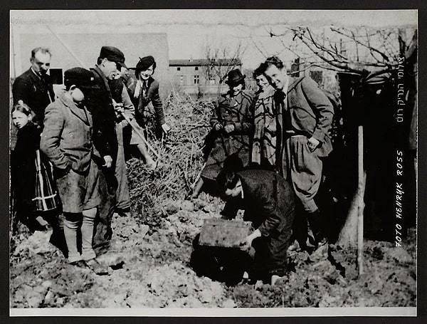 1945, Henryk Ross Lodz bölgesinde yaşanılanların fotoğraf negatiflerini gömüyor.