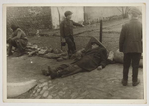 1940-1944, Yerde yatan hasta bir adam