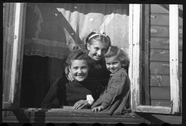 1940-1944, Pencereden dışarı bakan çocuklar