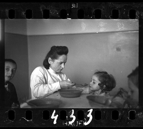 1940-1944, Yetimhanedeki çocukları besleyen hemşire