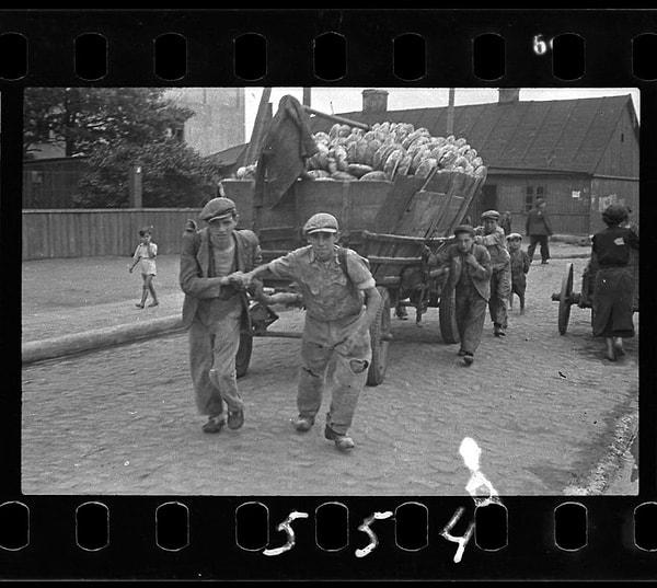 1942, Ekmek dağıtımı için yük arabasını sırtlayan adamlar