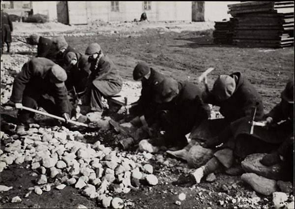 1940-1944, Taş kıran işçiler