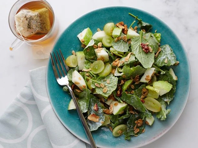 Günün ilk öğünü için de salata güzel bir tercih.