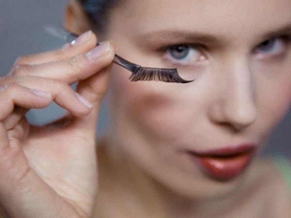 4. Пинцет и щёточки для ресниц уже не помогают.