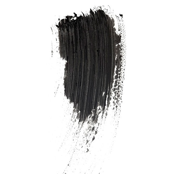 7. Вы никак не можете удалить тушь с накладных ресниц.