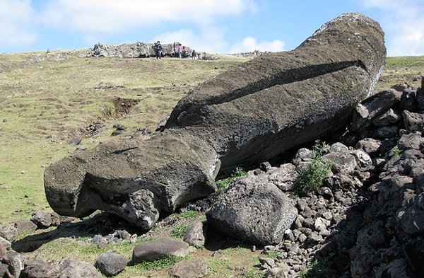 5. Моаи переносили по древним дорогам?