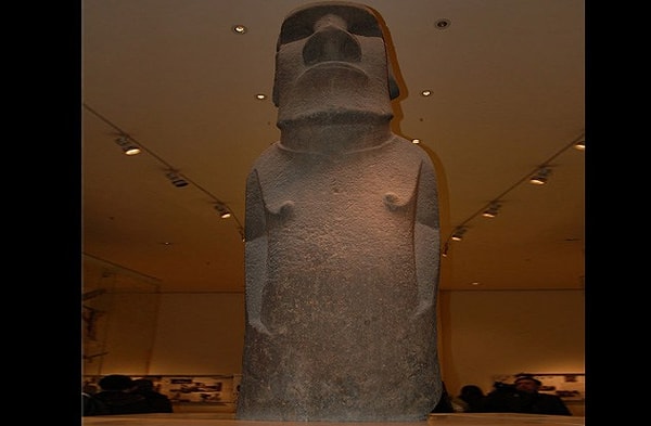 8. В чем загадка тел моаи?