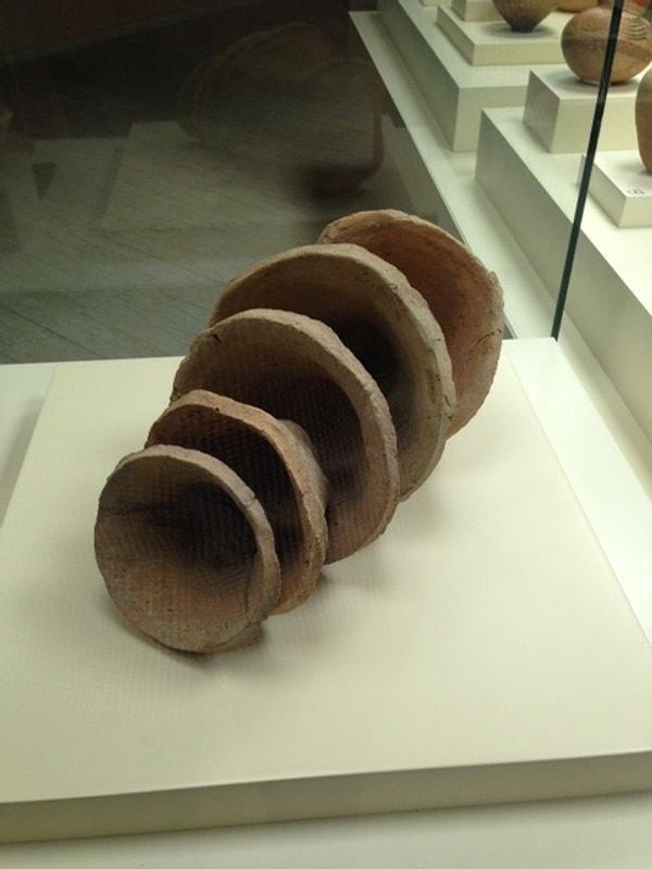 Devrik ağızlı çanaklara bugün başta Şanlıurfa müzesi olmak üzere, Ön Asya'da yer alan pek çok kazı alanında ve müzede rastlamak mümkün.