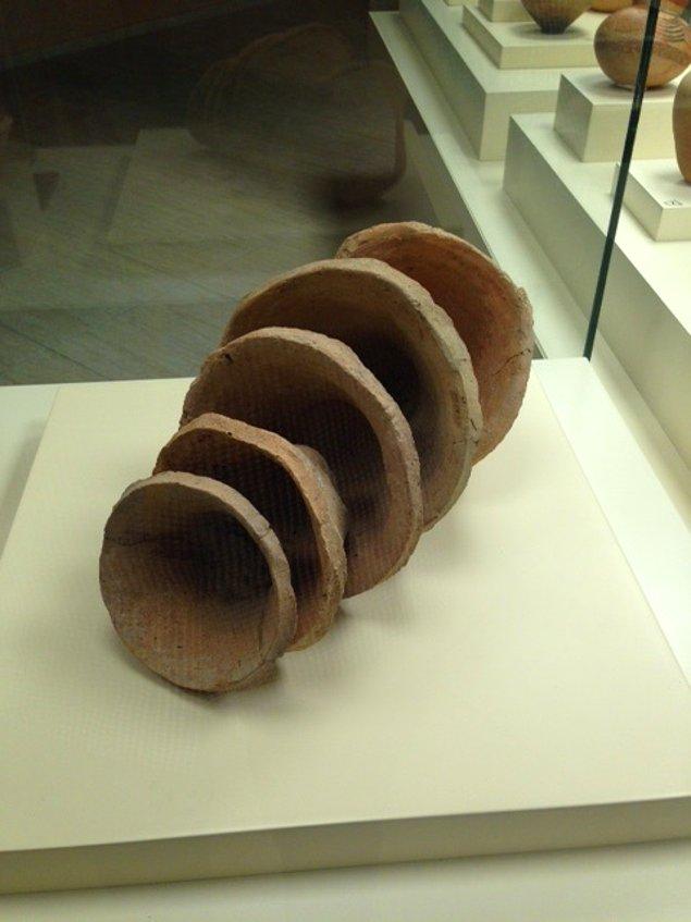 Devrik ağızlı çanaklara bugün başta Şanlıurfa müzesi olmak üzere, Ön Asya'da yer alan pek çok kazı alanında ve müzede rastlamak mümkün.