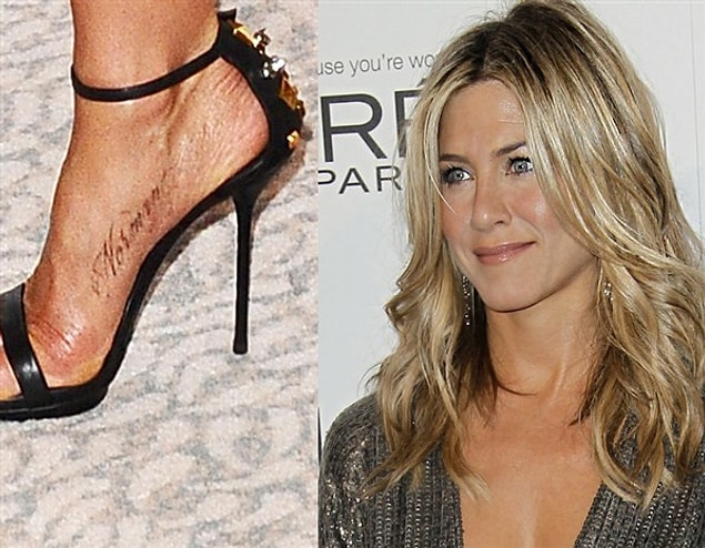 17. Jennifer Aniston'ın sağ ayağında yazan "Norman" ise ölen köpeğinin adı.