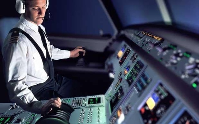 Yine de bu demek değil ki telefonunuzu gizlice çalıştırın ve kullanın. Bu kuralın halen geçerli olmasının sebebi, uçağın iletişim sistemlerinde yatıyor.