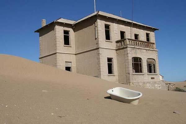 3. Город состоял всего из двух улиц: на одной из них находились жилые дома, а на другой — общественные учреждения.