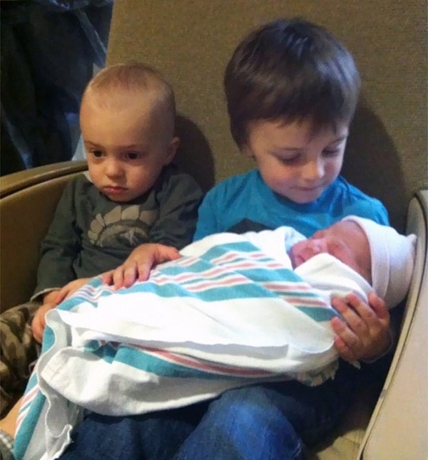 7. Тот момент, когда он осознал, что теперь стал средним ребенком