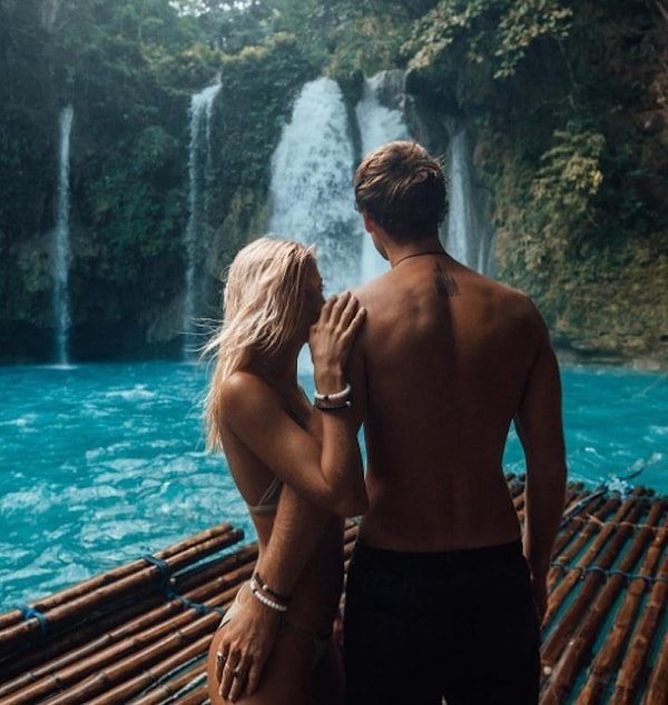 5. Он заглядывается на других женщин