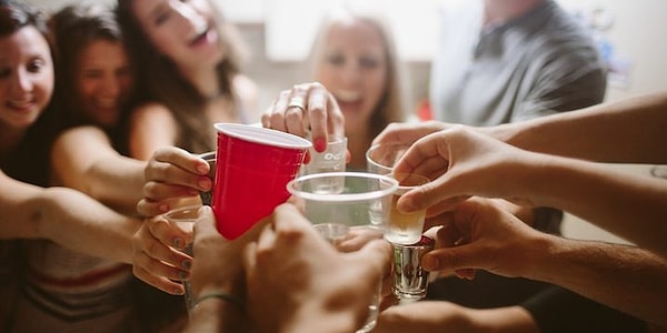 9. У вас почти не бывает романтических свиданий. Он предпочитает брать тебя с собой на тусовки с друзьями, так как не любит пропускать веселье