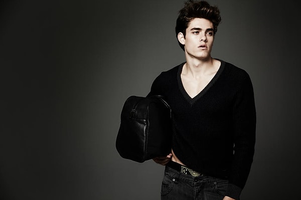 11. Он скупится даже в тех случаях, когда предполагается, что он должен произвести на тебя впечатление, например, на первом свидании