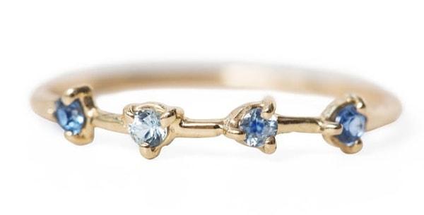 4 önemli anınızı sembolize edebilecek, mavi safir taşlı yüzüğü izlemekten asla sıkılmayacaksınız.