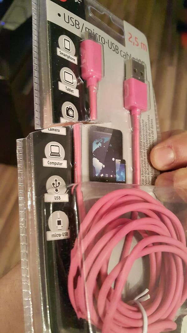 3. "Вот так моя жена открыла упаковку с зарядкой"