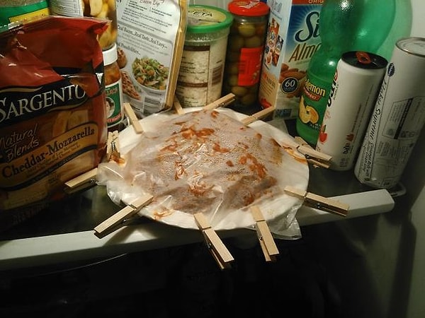 10. "Муж убрал остатки ужина в холодильник"