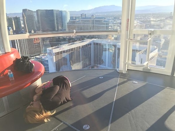 12. "Хотелось бы, чтобы девушка предупредила, что боится высоты ДО того, как мы сели на колесо обозрения"