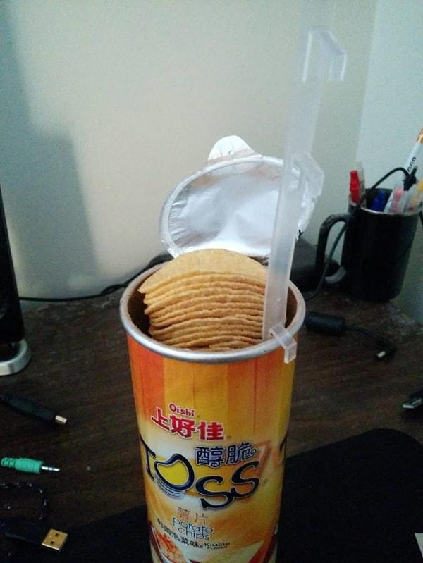 3. Pringlesımtırak cipsleri kolayca yemek için muazzam stand.