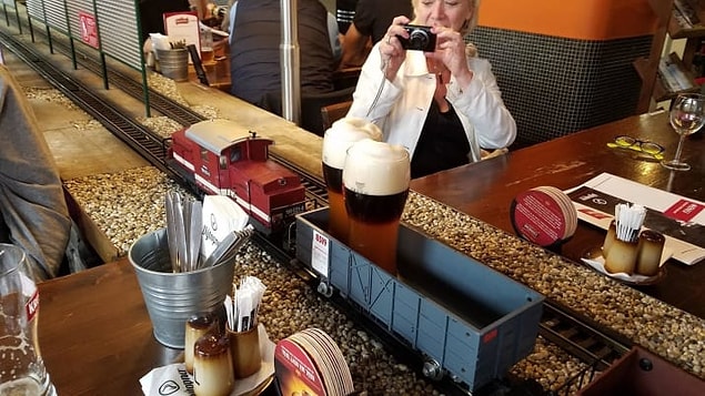 12. Siparişlerini trenle ulaştıran Prag restoranı.