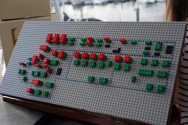 19. Masaları lego tekniğiyle belirleyen restoran.